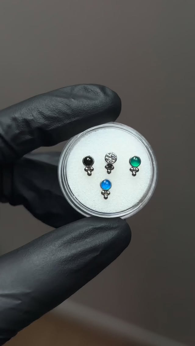 New in from @inariorganics 🖤
• ADA in Onyx, White CZ, Green Agate and Blue Agate
•Dangles in Onyx, White CZ, Fire & Snow Opal, Peacock Opal, Green Agate and Blue Agate
•Bezel set Cabochons in Labradorite, Amethyst, Green Agate and Blue Agate
Available at @venusinfurs.ie 14 Exchequer St, Dublin 2
⛓️Booking link in bio, Tuesday to Saturday
#piercing #piercer #safepiercing #jewelleryinspo #curatedear