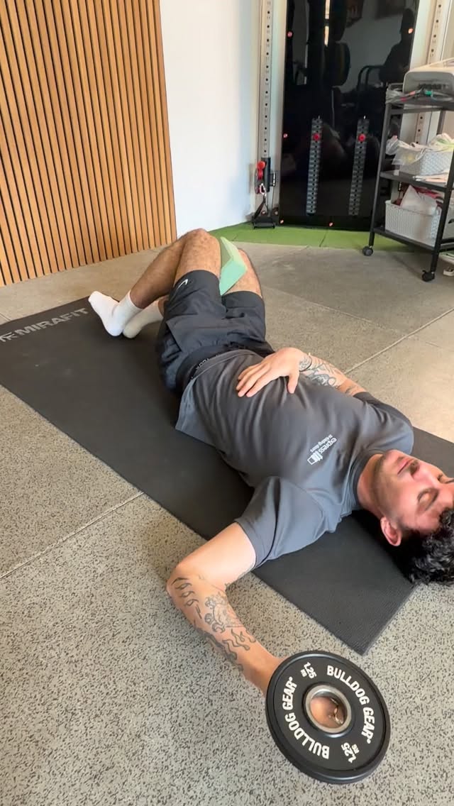 Shoulder Rehab | Private Biomechanics Coaching 🫱🏻🫲🏽
For too long shoulders are treated as though they are separated from the rest of the body, but understanding that the arm has deep roots into the shoulder blade into the trunk, ribcage and pelvis where the force should either be created from or absorbed into.
This drill opens the shoulder externally often where slot of shoulder injuries happen like throwing and reaching. That doesn’t mean you hide from it but after the right decompression and positional work it’s important to get back there asap,
The shoulder is being asked to stay quiet and the load is dispersed throughout the pelvis and external obliques and not the shoulder and AC joint alone.
Way less expensive for the body long term.
Red recently passed his Pilot exams 👏🏻
Big congrats bro! ✈️
#ShoulderRehab
#RotatorCuffRehab
#PainFreeMovement
#BiomechanicsTeesside
#PaintoPerformanceCoaching