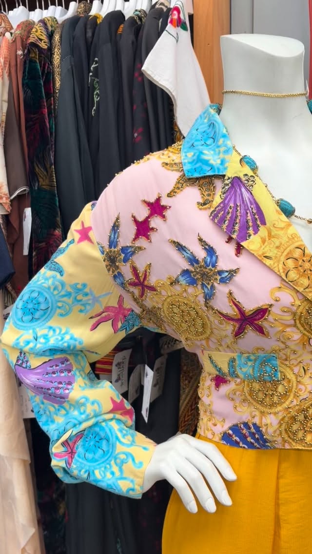 Another day, another hot new outfit change for our stylish mannequins. 🎨✨We’re constantly putting out the most amazing, one of a kind vintage pieces on our sales floor, so come on in, shop with us and elevate that wardrobe for the summertime ☀️
#timewarpbr
#shoplocal
#midcitybr
#vintage
#vintagefashion