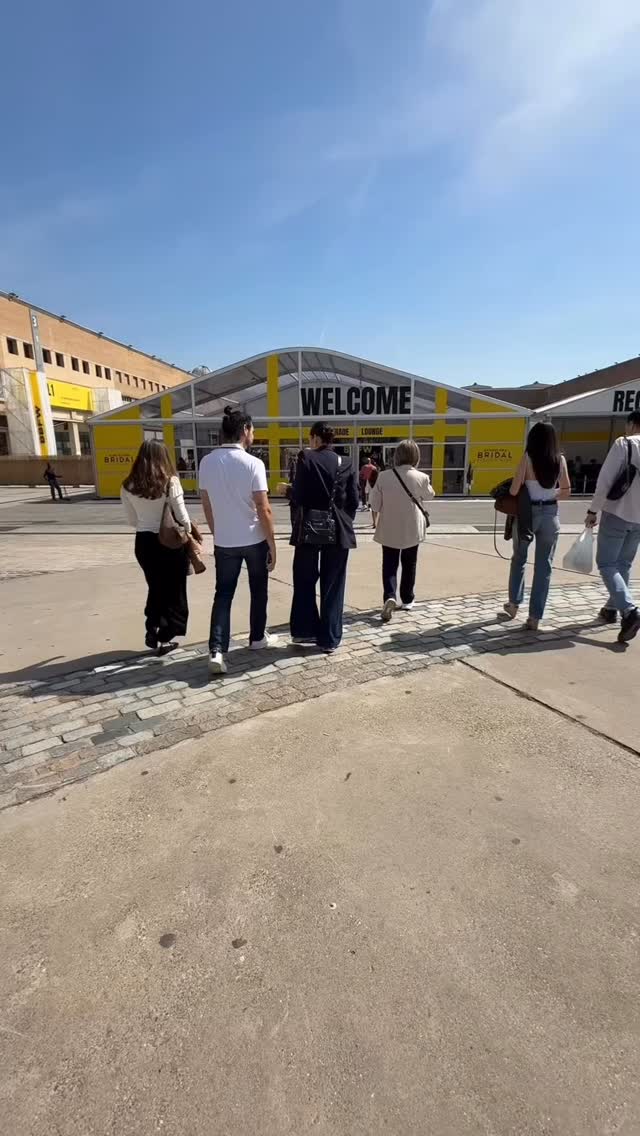 ☀️ Samstag auf der @barcelonabridalfashionweek_ in Barcelona.
Ein voller Tag, volle Hallen, tausend Eindrücke und zwischen all den neuen Kollektionen, funkelnden Details und besonderen Stoffen schauen wir immer mit einem klaren Blick: Was passt wirklich zu unseren Bräuten?
Nicht jedes Kleid, das auf dem Laufsteg beeindruckt, fühlt sich auch richtig an. Deshalb wählen wir mit viel Herz und Erfahrung genau die Designs aus, die Leichtigkeit, Eleganz und dieses besondere Gefühl mitbringen.
Wir kaufen nicht einfach Trends ein, wir suchen Kleider aus, in denen ihr euch schön, sicher und ganz ihr selbst fühlt.
Jeder Messetag ist zwar anstrengend, aber genau dafür sind wir hier, um die schönsten Kleider für euch zu finden.
#Brautkleider #brautmode #solingen #brautliebe #hochzeitskleid
Barcelona
Brautmoden-Kollektion 2027
Braut 2027
Hochzeit 2027