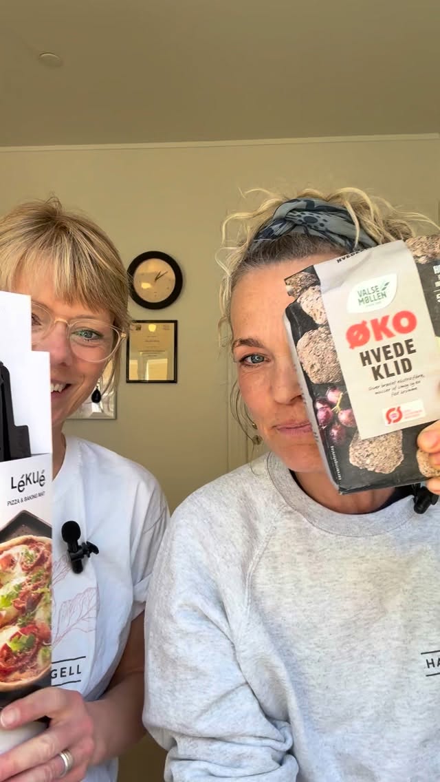 Klidkiks for dig der vil have mere mæthed, færre kcal og drømmer om sundhed. Du kan score 3 g fiber pr kiks. Virkelig smart.
Det eneste men der er ved det her opslag er at det kræver 3 timer at bage dem ❌
VIGTIGT: Du er smart at anskaffe genanvendeligt bagepapir for de hænger evt fast i alm. bagepapir.
(I videoen bager jeg 2/3 portion.)
70-75 stk (cirka) - cirka 3 plader alt efter tykkelse.
500g Hvedeklid (købes i supermarked eller hos os)
250g Rugmel, groft
1500 ml vand
1 tsk. groft salt
Stil ovnen på 140 g. varmluft.
Rør det hele sammen og fordel/tryk massen ud på det genanvendelige bagepapir.
Skær kiksne i den størrelse du vil have og skær evt. kanterne til.
Så er det i gang med at bage. Regn med cirka 3 timer.
Du skal skille dem ad efter cirka 1,5 time og vende nogle af kiksene for at de bliver helt sprøde. Når vandet er fordampet er de dejlig knasene.
Det er vigtigt at opbevare dem i en lufttæt beholder. Bliver de bløde gir du dem bare en tur mere i ovnen, kun 15-20 min.
Du får 3-4 g. fiber per kiks og godt og godt vel 0 kcal fordi energien kommer fra klid som tarmen ikke optager.
HUSK at gem opslaget til senere brug.
@hartvigengell #spisnokfiber #ggsuperfibre #klidkiks #fibertilfolket