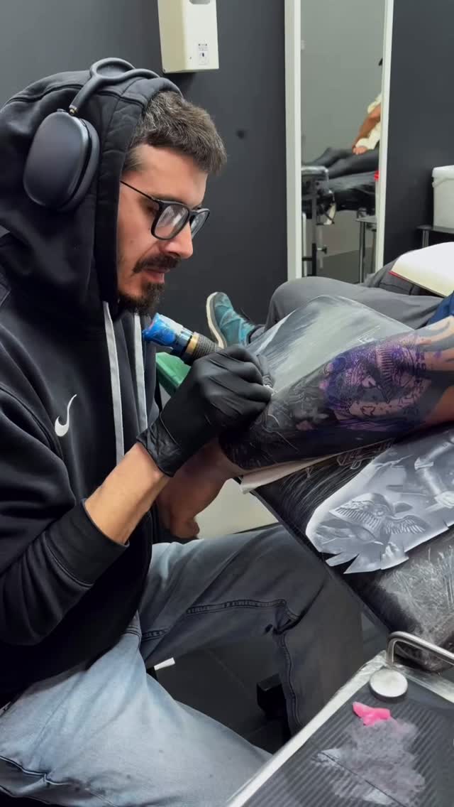 🤔Feel like reinventing your old tattoos or integrating new work?Gather your ideas and talk to John / @sacredprophecytattoos it might surprise you…🙃
TERMINE:
📥 Instagram DMs
📱 +49 0511 4885681
✉️ info@hautdesign-tattoo.de
-
🗣️Kostenlose Beratung
#HautdesignTattoo ist Mitglied des @dot_e.v
#hannover #langenhagen #blackwork realismtattoo