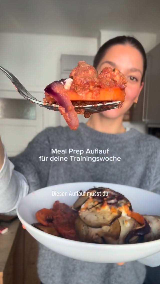 Protein- & ballaststoffreicher Meal Prep-Auflauf fĂŒr deine TrainingswocheđŽ
So lecker, schnell gemacht & perfekt geeignet zum Vorbereiten fĂŒr mehrere Tage. Man kann ihn kalt & warm genieĂen und er versorgt dich genau mit den NĂ€hrstoffen, die brauchst! Guten Appetit!!
âš REZEPT
FĂŒr die SoĂe:
1 Pck. Vakuum verpackte Rote Bete
1 Pck. Körniger FrischkÀse
Saft einer Zitrone
2 EL TK KrÀuter-Mix
Salz, Pfeffer, Paprika
Schuss Olivenöl
Dazu:
ca. 500g SĂŒĂkartoffel
1 Aubergine
1 rote Zwiebel
100g Feta
Zubereitung wie im Video. FĂŒr 30-35 Minuten im vorheizten Backofen bei 180°C backen. Unbedingt testen, ob das GemĂŒse gar ist. Guten Appetit!!đ
#mealprep #proteinreich #sporternÀhrung #rezept #gesundesrezept