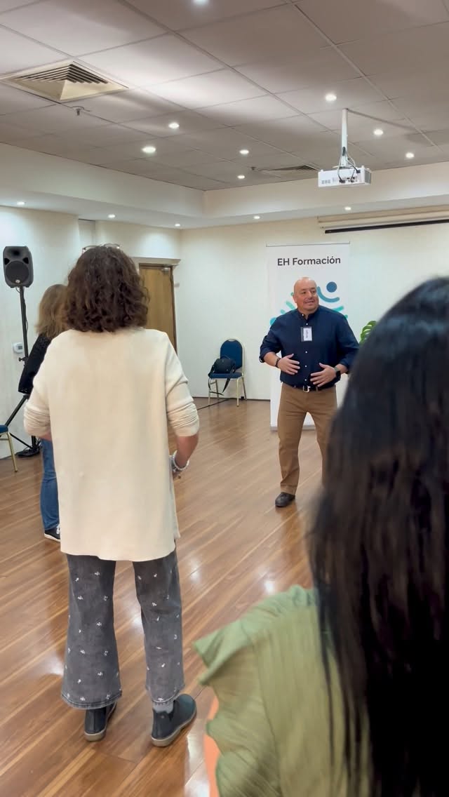 Comenzó una nueva generación del PFC!! 🎓
La primera conferencia es uno de los hitos más significativos del programa… una pausa real para entrar en el aprendizaje de otra manera.
Fue una jornada donde nuestros alumn@s trabajaron distinciones clave del coaching ontológico y a entrenar competencias desde la práctica: observando, conversando, cuestionando lo que parecía evidente y abriéndose a mirarse… explorando nuevas posibilidades en su forma de intervenir como coaches.
También vivimos el valor de aprender con otros: el aprendizaje entre pares, el poder de las conversaciones y lo que se abre cuando conectamos genuinamente en un proceso compartido 🌎.
Y nosotros estamos felices y emocionados de acompañarlos en este proceso y en todo lo que irá apareciendo en el camino ✨
Además, profundamente orgullosos del tremendo equipo que hace posible este programa: nuestros coaches senior, mentores y coaches partner, por poner su experiencia, criterio y mirada al servicio de esta generación 💛
Bienvenid@s a esta nueva generación!!!
Esto recién comienza…
#coachingontologico #formacioncomocoach #PFC2026