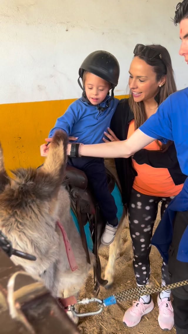 “No hay mejor pizarra que el campo ni mejor maestro que la naturaleza 🌿✨.
Hoy nuestros alumnos de Infantil y los primeros cursos de Primaria han dejado las aulas para conectar con la tierra.
Hemos montado a caballo, hemos tocado ovejas, cabras y conejos. Y hemos aprendido el valor del cuidado de la naturaleza y los animales.
¡Volvemos con las botas manchadas y el corazón lleno! ❤️🐄
Gracias @ceieljarama por un día de aprendizaje y diversión.
#micolelapurisimamadrid #colegiolapurisimamadrid #fundaciónefi