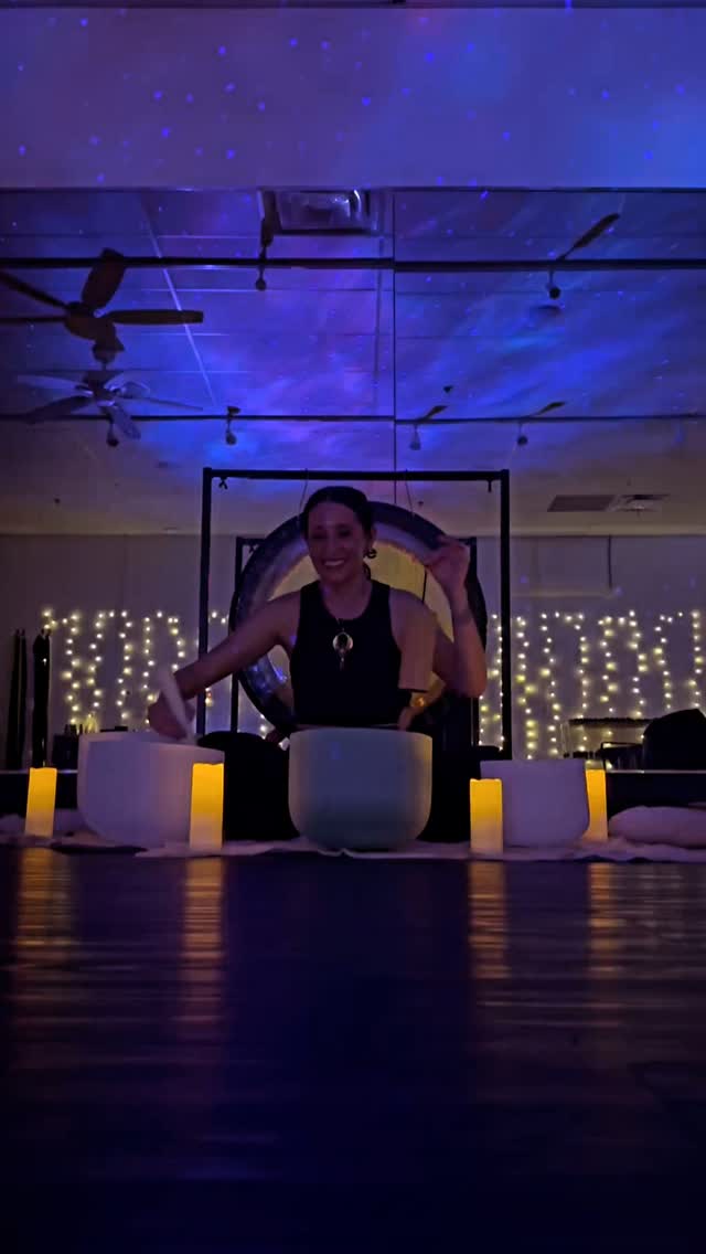 The one and only @lightbodyrituals leading a sound bath meditation during yin ✨✨
#sound #bath #meditation #orangecounty