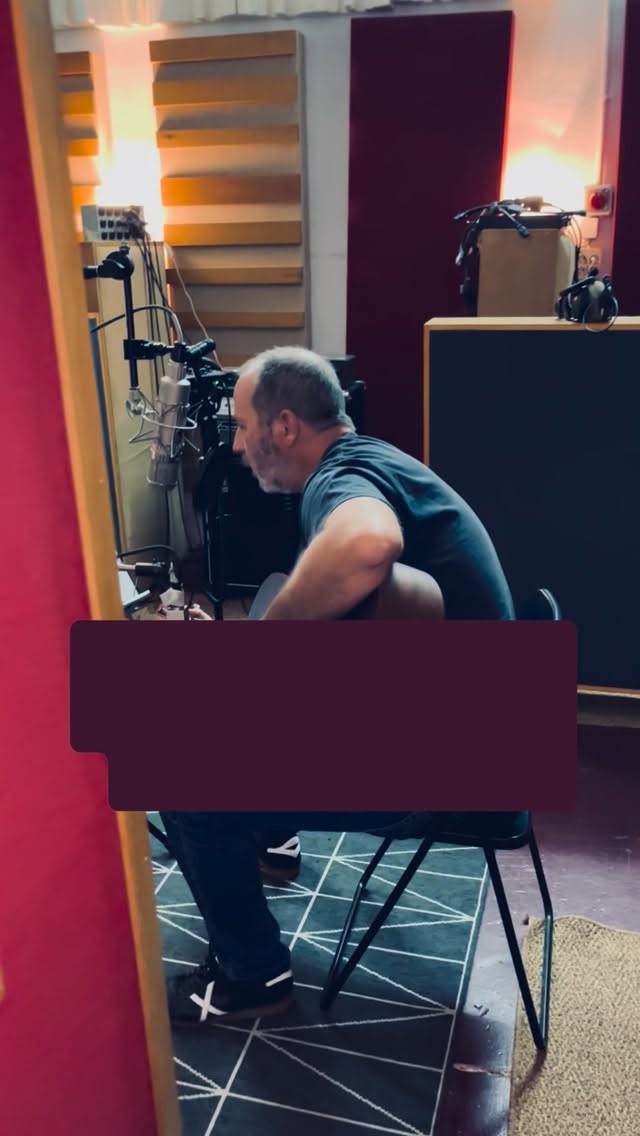 Grabando con Pale Preacher. Sesión acústica: voz, guitarra, cuatro micros y directo al magnetófono.
Uno de los temas del nuevo LP: un disco que combina piezas acústicas como esta con otras grabadas con banda y trabajo de estudio.
Publicará @clifford_recs.
#palepreacher #altcountry #darkfolk #recordingstudio #analogrecording estudiodegrabacion tape magnetofono studera80 cliffordrecords costadelsol songwriter