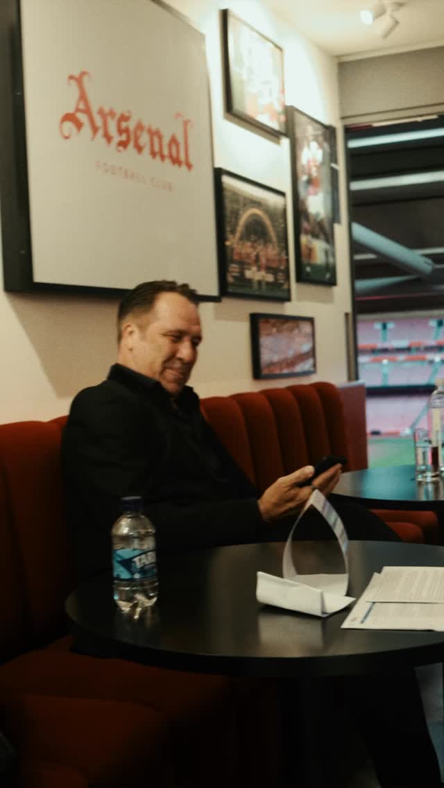 Been sitting on this one for a little while now. David Seaman the man himself discussing his career and achievements through an amazing era of British football.
David spoke at the Emirates to a large audience of Biogen staff then yours truly shared a dinner table & private meal prepped by the chefs at the Emirates.
Quite surreal & completely awesome.
David wanted me to make this intimate and real. Run & gun style with a polished finish. Super short with only a key line from the evening.
#davidseaman #arsenallegend #footballhistory #contentcreation