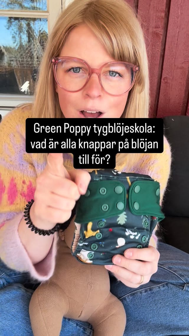 Green Poppy tygblöjeskola: vad är alla knappar på blöjan till för?Ja, det kan vid första anblick se ut som hur många knappar som helst och väldigt överflödigt. Men Green Poppys tygblöjor kommer i One Size och det innebär att blöjan passar från nyfödd till blöjfri (3,5 kilo - 20 kilo). Och då behöver vi kunna ändra om blöjan lite, så den ska passa 💚Knapparna justerar:
- hur tight blöjan sitter runt magen
- hur tight blöjan sitter runt benen
- hur lång blöjan ärEn tygblöja sitter lägre än en engångsblöja, lite mer som ett par trosor. Under naveln ska den vara och precis över rumpan. Du kan kunna få in två fingrar fram vid barnets mage, för att barnet ska kunna sitta och röra sig fritt.Runt låren ska blöjan sitta helt tight, det här gör att du inte får några bajsexplosioner.Ibland kan man behöva laborera lite med olika inställningar men jag är övertygad om att du kan hitta den perfekta passformen för ditt barn 👏🩷