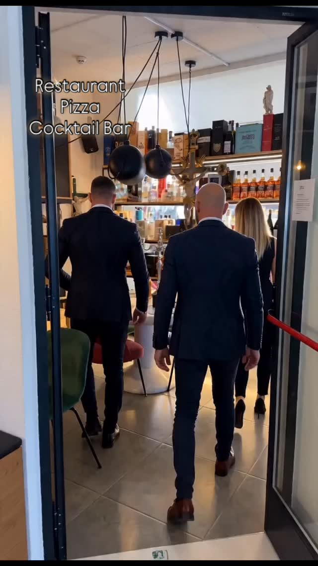 SciùRum
Per un incontro di lavoro, un evento speciale, per una risata con l’amica del cuore ♥️
#restaurant #wine #cocktailbar #palermo #pizza