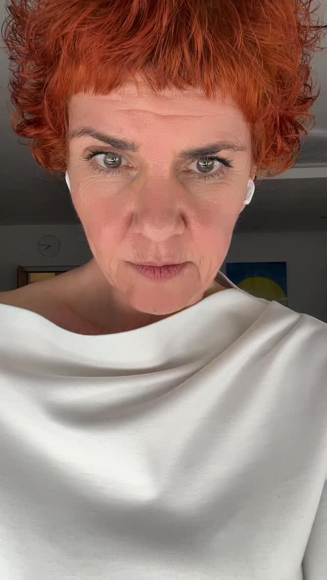 Wechseljahre = WOW statt WÄH.
Punkt.
Feier dich. Sei stolz auf dich. Bewundere dich
Schreib „WOW“, wenn du dabei bist✨
#glücklichewechseljahre #glitzernstattschwitzen #wowstattwäh
Lied: I celebrate me 🥳