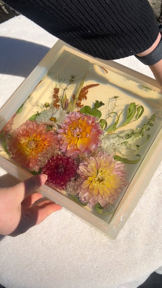 Demold with me 🫶
Fresh bouquet by: @team.wife.homestead 💐
Molds: @modernmoldshop
#resinart #resindemolding #bouquetpreservation #flowerpreservation #flowersinresin