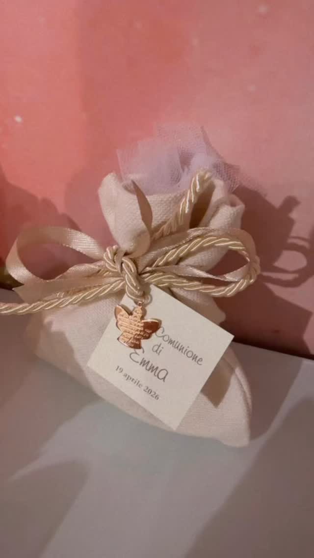 I sacchettini che abbiamo realizzato per la Prima Comunione di Emma 🍃
.
.
Emma ha scelto dei sacchettini in cotone grezzo sui toni del beige con nastrini tini su tono che custodivano deliziosi confetti ai due cioccolati 🍃
.
.
E ad impreziosire il sacchettino un charm in argento 925 a forma di angelo con incisa la preghiera dell’Angelo di Dio e sul retro l’iniziale di Emma.
.
.
Grazie Emma per averci scelto per accompagnarti al tuo primo incontro con Gesu’🙏🏻🍃🤍
.
.
Su ordinazione progettiamo insieme a voi sacchettini per celebrare un Battesimo, una Prima Comunione o una Cresima!
#capsulerovereto #piccoleemozioniquotidiane #primacomunione #bomboniere #argento
