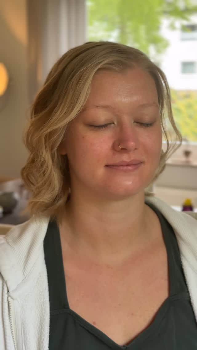 So ein besonderer Tag heute ✨
Ich durfte die Braut stylen – und zusätzlich noch drei weitere liebe Mädels.
Und genau das liebe ich so sehr:
Make-up, das nicht verändert, sondern unterstreicht.
Dass du dich im Spiegel anschaust und denkst: Das bin immer noch ich – nur irgendwie frischer, strahlender. 🤍
Gerade wenn man sich im Alltag kaum schminkt, ist es mir so wichtig, die Natürlichkeit zu behalten.
Kein „Masken-Gefühl“, sondern einfach du – in deiner schönsten Version. ✨🥰
#brautstyling #trauzeugin #makeuplook #heirateninbielefeld #glowmakeup