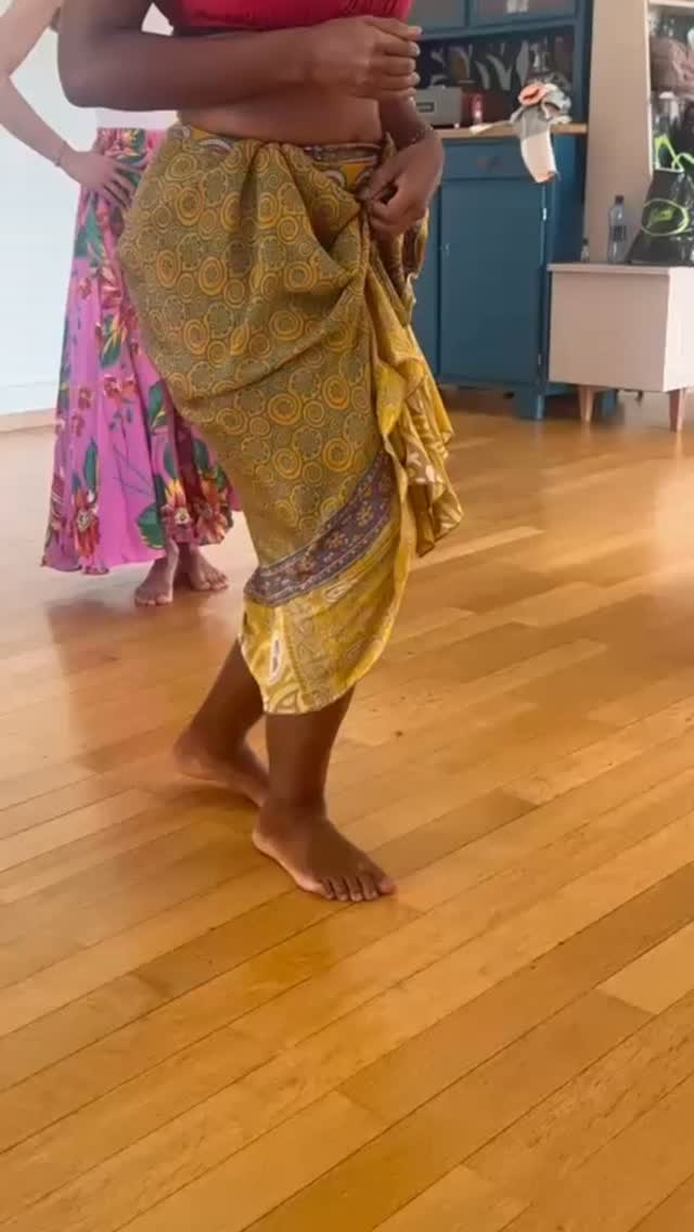 Dimanche de Samba de Roda Neuchâtel avec la merveilleuse Sambadeira @velluma_luz 🇧🇷☀️💞
Nous avons dansé et parlé de l'arquétype de la femme qui danse la Samba (Sambadeira), qui porte avec elle son ancestralité, communique avec son corps et sa danse, est lien avec le monde.
#sambaderoda #Samba #bresil #bahia #danse