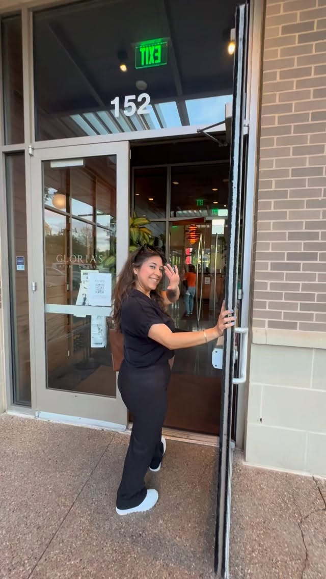 When our client said “Let’s design a mobile barbershop,” we didn’t just hear it, we are committed to bring her vision to life!
From dinner at our fav spot Gloria’s to building her vision on wheels, this is exactly what we love to do. We encourage clients to be apart of the design process so there are no surprises.
Who’s ready to see her mobile shop hit the streets? Stay turned for part 2 when we drop the final design! 👀
#VisuallyDifferentCreativeAgency #MobileBarbershopDesign #TrustTheCreativeProcess #Branding #Marketing