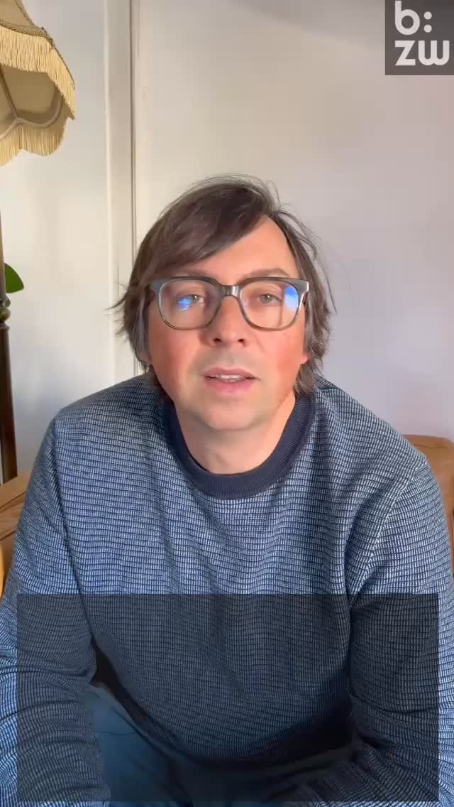 Neulich hatte ich einen Moment, der mich länger beschäftigt hat, als ich dachte.
Im Kino, beim Schauen von #AufstandderJugend, ist mir etwas klar geworden, das ich eigentlich schon lange weiß – und doch immer wieder vergesse:
Wie schnell ich innerlich bei der Frage lande, welchen Weg ich mir für meine Kinder wünsche.
Und wie oft dieser Weg meinem eigenen ähnelt.
Das passiert nicht aus Kontrolle oder Absicht.
Sondern aus Liebe. Aus Erfahrung. Aus dem Wunsch heraus, dass es ihnen gut geht.
Und genau darin liegt die Herausforderung.
Denn so verständlich dieser Impuls ist – er kann auch eng machen.
Er kann dazu führen, dass ich mehr lenke als begleite.
Mehr weiß als wirklich höre.
Unsere Kinder sind nicht dafür da, unsere Sehnsüchte zu erfüllen.
Was es stattdessen braucht, ist etwas, das sich oft viel unsicherer anfühlt:
Vertrauen. Raum. Und die Bereitschaft, sie ihren eigenen inneren Kompass entdecken zu lassen.
Nicht alleine.
Sondern in Beziehung.
Für mich heißt das gerade, genauer hinzuschauen:
Wo begleite ich wirklich – und wo versuche ich, (zu) viel vorzugeben?
Vielleicht kennst du diesen inneren Spagat ja auch.
#AufstandderJugend #Elternsein #Teenager #Loslassen Vertrauen Selbstbestimmung InnererKompass ElternKindBeziehung BeziehungStattKontrolle Erziehung