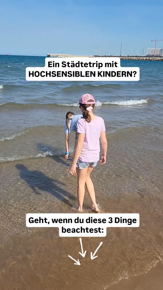 Kennst du das?
Du willst einfach nur einen schönen Städtetrip machen… aber dein Kind ist hochsensibel und deshalb schnell überfordert, reizüberflutet oder zieht sich komplett zurück?
Das Problem ist nicht dein Kind.
Und auch nicht du.
👉 Der Kern ist:
Städte sind laut, voll und unberechenbar –
für hochsensible Kinder oft purer Stress.
Was den Unterschied macht:
Weniger Programm, mehr Pausen
🌼1. Qualität statt To-do-Liste:
Eine Stadt wählen, die nicht völlig überlaufen ist und Grünflächen, Natur oder Parks zu bieten hat. Und allgemein gilt: Weniger ist Mehr!
🌼2. Reizarme Rückzugsorte einplanen.
Wähle dafür Parks oder ruhige Cafés oder plane kurze Auszeiten im Hotel ein.
🌼3. Vorbereitung statt Überraschung
Ziehe dein sensitives Kind bestenfalls in die Planung mit ein oder erkläre ihm vorher, was passiert.
Ich habe gelernt:
Es geht nicht darum, alles zu sehen.
Sondern darum, dass sich das hochsensible Kind sicher fühlt.
Und genau dann wird der Trip plötzlich leicht. ✨
Was hilft deinem Kind unterwegs am meisten?
Schreib’s in die Kommentare 👇🏻.
Herzlich, Jacky 🦋