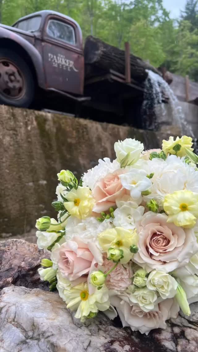 Feeling good today with Rachael at The Parker Mill…. Fell in love with her book wall that has her guests names and table numbers on them….
