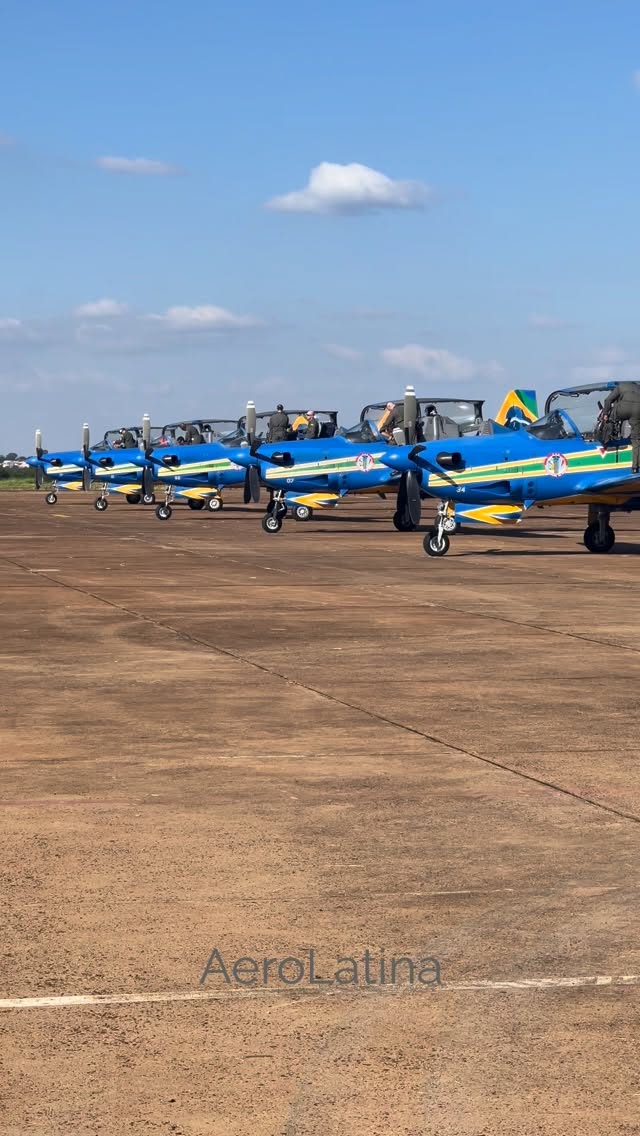 Anjos da Guarda auxiliando os pilotos da Esquadrilha da Fumaça para iniciar o acionamento e decolagem rumo a mais uma demonstração!
#aviation #brasil #esquadrilhadafumaça #reels