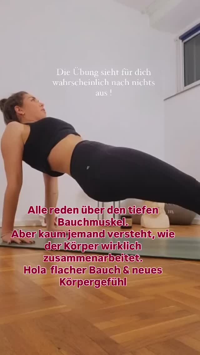 Alle reden über den tiefen Bauchmuskel. Aber kaum jemand spricht darüber,wie der Körper wirklich zusammenarbeitet.
Und genau das ist der Unterschied und auch by the way der Grund, wieso ich hier so wenig Übungen zeige :-).
Denn dein Core ist nicht einfach „dein Bauch“.
Er ist ein System:
Beckenboden / Atmung / Rücken / Hüfte/ Schultern / Füße -> Spannung & Druckmanagement im Bauchraum
Alles arbeitet zusammen. Genau deshalb liebe ich diese Übung so sehr. Weil sie nicht isoliert trainiert, sondern Verbindung schafft.
Zwischen Spannung und Stabilität. Zwischen Haltung und Bewegung. Zwischen deinem Körpergefühl und deiner Mitte.
Gerade bei Rektusdiastase reicht es oft nicht,einfach nur „den Bauch anzuspannen“ ( nein es reicht nicht, den Bauchnabel nach innen zu ziehen).
Entscheidend ist:
Wie arbeitest du unter Belastung? Wo kompensierst du? Wie verteilt dein Körper Druck? Wie sind deine Abläufe im Alltag?
Und genau da entstehen oft erst die echten Veränderungen.
Nicht nur optisch, sondern funktionell.
Und ja:
Ein besser arbeitendes Core-System kann auch dazu beitragen, dass dein Bauch flacher wirkt.
Nicht durch dauerhaftes Einziehen, Sondern durch Stabilität.
🤍 Hand aufs Herz:
Trainierst du aktuell eher isoliert oder verstehst du langsam deinen Körper als Ganzes? Wie Kopf und Fuß mit deiner Lücke zwischen den Bauchmuskeln damit zusammenhängen könnten?
Schreib mir CORE in die Kommentare, wenn du mehr davon willst.
Speichern für dein nächstes Training.
🤍 Folge mir für echten Core statt Fitness-Floskeln.