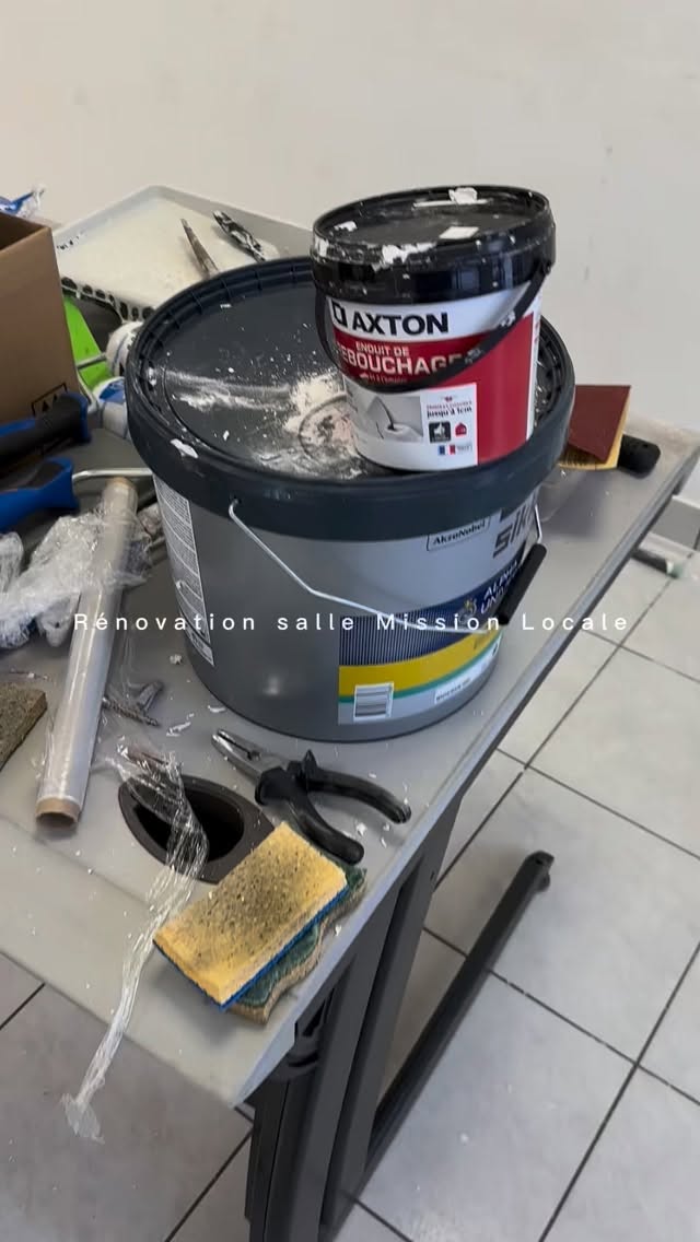 Découvrez rapidement le chantier des travaux de rénovation réalisés dans une des salles de la Mission Locale par cinq jeunes. Un grand bravo eux pour leur travail de qualité ✨