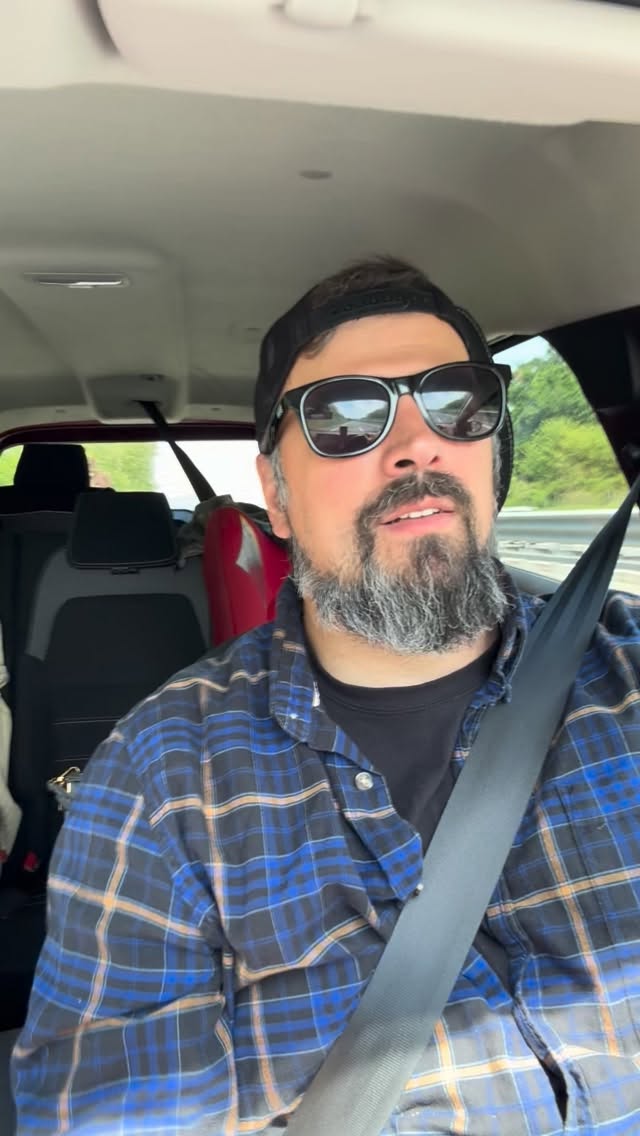 Ma cosa abbiamo fatto domenica? 🔥😳
Siamo andati a trovare gli amici di @birrabeba insieme a “Pino”, “Gio” e altri amici appassionati di Torino.
Nello stabilimento e birreria di Villarperosa abbiamo viaggiato nel tempo fino al 1996 e… vabbè ma guardatevi il video per scoprirlo!