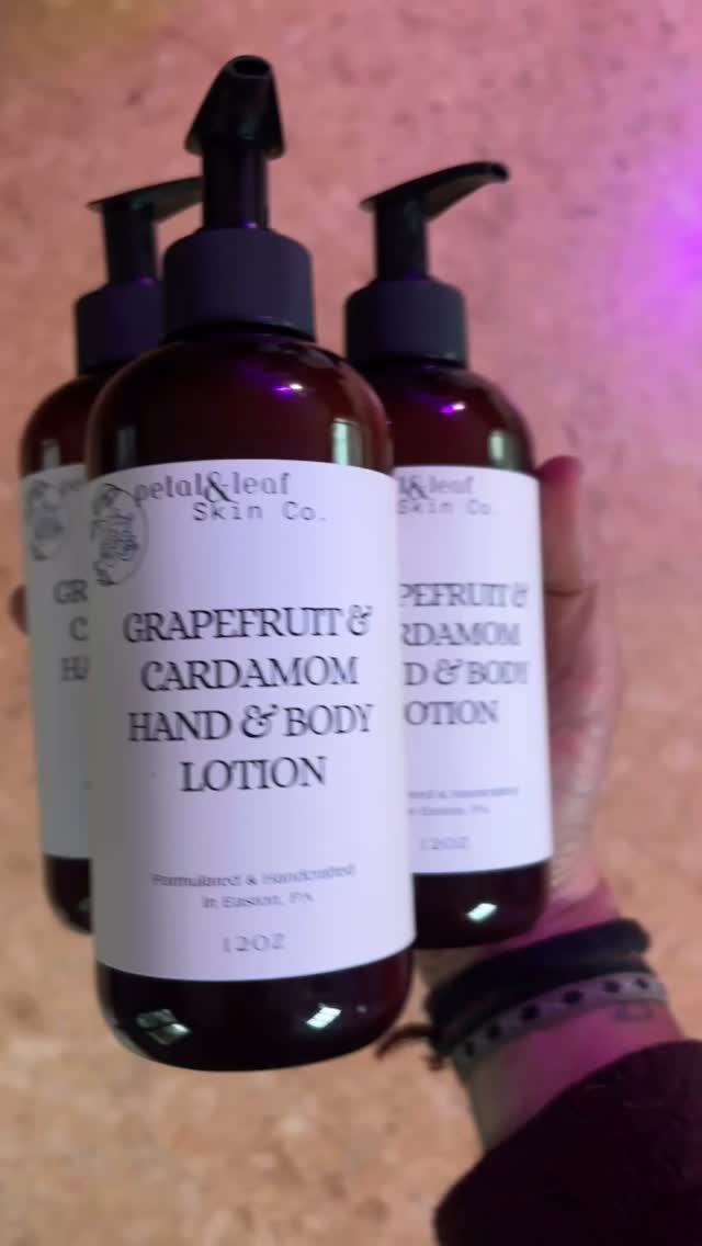 Big announcement for all you grapefruit cardamom lotion fans! I will now have a very limited number of 12oz size bottles for sale at the farmer’s market! For @eastonfarmersmarket opening day, I will have 4 bottles ready for you to scoop up.
I will also be making this size available on the website but be advised it will be a made to order item which means it will need a 2-3 (depending on the time you place your order) processing time.
#naturalskincare #farmersmarketfinds #cleanbeauty #smallbatch #handcrafted