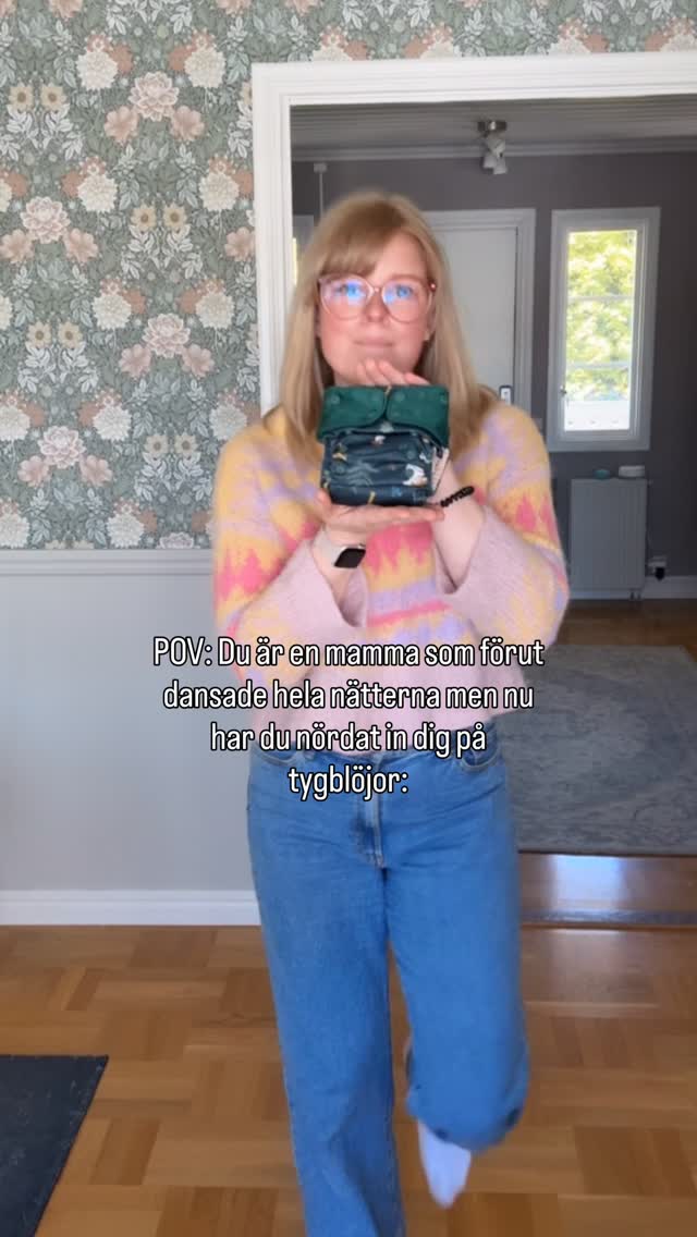 Stå med mig, fellow cloth diaper mamas! Förr ägde vi natten - och det gör vi nu med. Fast nu med en formsydd och en prefold plus så finns det inget som kan stoppa oss! Eller en riktigt bra läckagesäkrade pocketblöja från Green Poppy 💅Den bästa accessoaren för din lilla gullerumpa (alltså ditt barn, din 🍑 får uppmärksammas en annan gång) är ju såklart en färgglad modern tygblöja med mjukaste insidan i AWJ 🩷