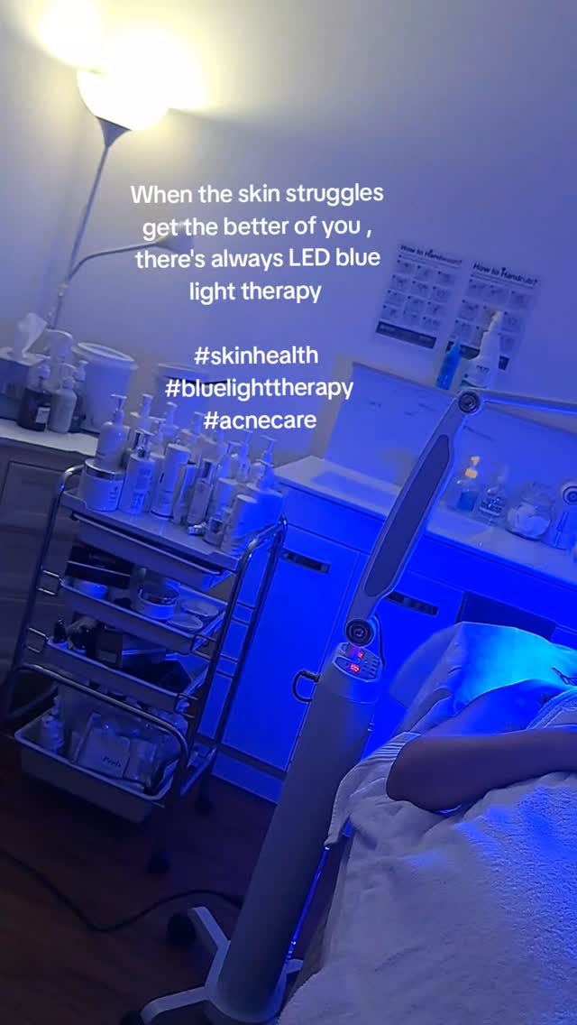Blue Light therapy is the star in every treatment for problem skin and here is why 👇
For acne:
Targets P acnes bacteria, treats moderating and reduces
inflammation ⭐️
Helps with oily skin, minimising pores, improving skin
texture 👈
Blue Light penetrates the upper layers of the skin generating a reaction that kills bacteria without damaging the skin 👈
Light therapy is an essential part all of our skincare programs 🙌
Have you tried it yet ?
@beautyblitzonqueen
.
.
.
#skincareexperts #skinhealth
#acnecare
#bluelighttherapy
#healinglight