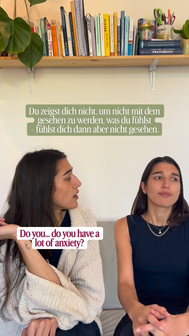 Naa, kennste? Ein Teil in dir wünscht sich nichts anderes als einfach nur fühlen dürfen & gehalten werden - für den anderen Teil ist das ne Horrorvorstellung:
„Verletzlich, abhängig, emotional & unsicher auf einmal sein? Das mach ich lieber mit mir aus. Und tschüssi!“ 👋
Oft ist es dann dieser Teil, der an der eigenen Eigenständigkeit festhält, der nicht mit der Angst in Kontakt kommen will.
Er hat nur wenig Kapazität für die Unsicherheit, die Beziehungen in dir auslösen.
Was du tun kannst?
1. Dich mit deiner Unsicherheit befreunden. Dich darin unterstützen, ressourcieren, dich darin orientieren
= sie fühlt sich weniger gefährlich an
2. Dir einen Accountability Partner schnappen. Mit wem kannst du darüber sprechen? Wer deiner Vertrauenspersonen fühlt sich sicher genug an, um das zu üben & darin Rückhalt zu bekommen?
3. Dir die Lektion zum Thema Angst in meinem Minikurs BEI MIR BLEIBEN ansehen & die Übungen machen, um genau das zu praktizieren!
4. Nicht von dir erwarten, das innerhalb weniger Tage oder Wochen gemeistert zu haben. Diese Prägungen sitzen oft so tief: Give yourself grace. You are doing it & learning. 🧡