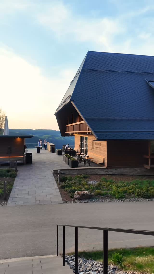 Letztes Wochenende durften wir eine wunderschöne Hochzeit im Schwarzwald begleiten – im traumhaften Hotel Munde Biereck 🌲✨
Die Location? Einfach atemberaubend. Dieser Ausblick, diese Ruhe, diese besondere Atmosphäre… genau der perfekte Ort für unvergessliche Hochzeitsmomente 🤍
Wir haben ein kleines Reel für euch erstellt, um euch ein Gefühl davon zu geben – aber glaubt uns: vor Ort ist es noch viel magischer 😍
Ein riesiges Dankeschön an unser wundervolles Hochzeitspaar, dass wir diesen besonderen Tag mit euch erleben und festhalten durften 🙏
Wenn ihr von einer Hochzeit mit einzigartigem Panorama und einem super netten & kompetenten Personal träumt – absolute Empfehlung! 💫
Hochzeits & Eventfloristik: @nadine.beil
#hochzeitsfotograf #schwarzwaldhochzeit #hochzeitslocation #weddinginspiration #weddingreel