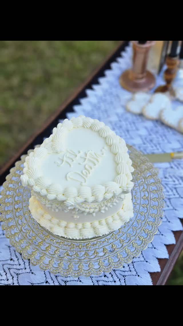Wedding Season is coming quickly! I love being part of my amazing clients special day. If you or anyone you know is getting married this year or in the future we are here for your something sweet!!!
#weddingcake #customcakes #smallbusiness #winstedct #shopsmallct