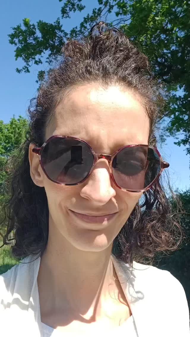 La gestion du temps⌛️...un grand sujet dans une société où tout va très vite !
Je vous partage ma réflexion autour du temps suite à une lecture.
Aujourd'hui je m'autorise à prendre du temps pour moi, pour aller marcher, respirer, méditer ou juste regarder par la fenêtre 🍃
Mais cela n'a pas toujours été le cas et bien au contraire. Ce changement n'a pas été facile, et n'est pas encore totalement intégré.
Pourquoi, pour être plus disponible pour les autres, plus à l'écoute, plus patiente 😊.
Courir après le temps est générateur de stress, de perturbation du sommeil, de votre rythme cardiaque, du fonctionnement de vos hormones, de l'épuisement de votre système nerveux 🤯.
S'autoriser à ralentir dans une société qui pousse à plus de productivité, plus de réalisation n'est pas simple...mais c'est possible !
L'idée ici ce n'est pas de vous pointer du doigt, mais de vous suggérer de vous autoriser des espaces temps (non négociable) dans vos journées, semaines.
➡️Posez vous ces questions ❓️ :
Est-ce que je cours après le temps ?
Est-ce que je m'autorise des temps pour moi ?
Est-ce que je culpabilise quand je prends du temps pour moi?
Dites moi en commentaire ou en MP quel est votre rapport au temps. Des solutions existent pour se trouver des petits moments de douceur dans chaque journée.
#gestiondutempsetproductivité #changersavie