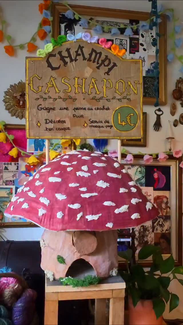 Fabrication d'une machine Gashapon en carton ! 🍄🌿
Impossible de trouver une machine aussi fantasy à bas prix... Alors j'ai pris mes vieux cartons qui traînaient et j'ai improvisé !
La seule dépense était pour les boules de Gashapon (plus difficile à fabriquer) que j'ai acheté en lot sur Amazon (oui j'ai pas trouvé mieux malheureusement).
Même si c'est du carton cela reste assez solide et au pire si ça s'abîme, un petit coup de carton mâché et c'est reparti ! ✨
#creatricefrancaise #faitmain #cottagecore #fantasy #artisan