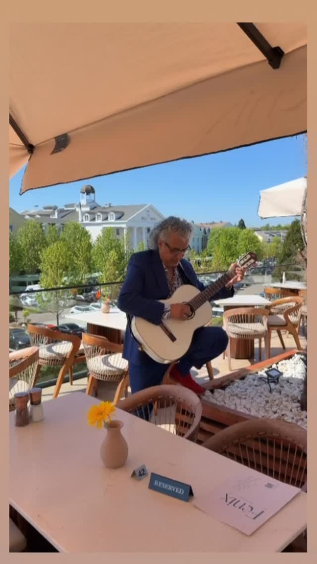 🌞 01. Mai im Fenix – Genießt den Feiertag über den Dächern der Ortenau! 🌞
Ab 12:00 Uhr sind wir für euch da – mit leckeren Speisen, erfrischenden Drinks und der wohl schönsten Dachterrasse der Ortenau. 🍹🍽️
🎶 Live-Musik mit Virgilio sorgt für die perfekte Stimmung!
Kommt vorbei, lehnt euch zurück und lasst euch von der entspannten Atmosphäre, guter Musik und dem Ausblick begeistern. Perfekt für einen genussvollen Start in den Mai! 🌿
Wir freuen uns auf euch!
#FenixRust #Rust #Ortenau #Dachterrasse #MaiFeiertag