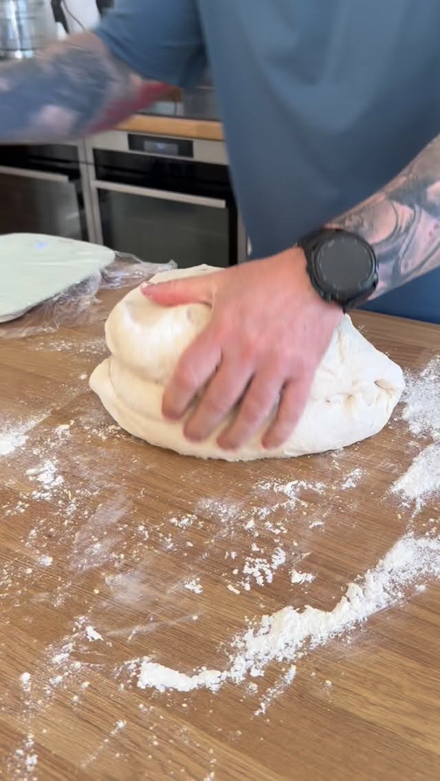 Pizza lessons yesterday for a stag party. Wow the weather was just perfect ! 🤩 and so where the pizzas 🍕 #pizza #party #privatechef #personalchef #cotswolds