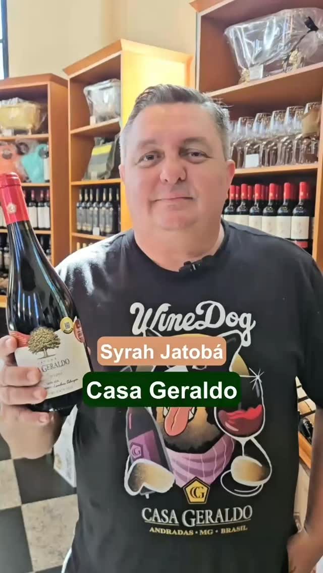 Pela primeira vez, tem vinho na seleção do Mantiqueirias. Para a caixa de junho, mês dos namorados, escolhi o Syrah Jatobá, da @casageraldo, de Andradas MG. “É um vinho emblemático aqui da Casa Geraldo, porque tem um jatobazeiro de 120 na propriedade”, conta Sandro, que trabalha na vinícola. Ele explica que este vinho passa pelo processo de maceração carbônica, pois no momento da fermentação não é adicionada levedura, como outros vinhos. “A uva entra inteira, não esmagada, no tanque de fermentação, e ali acontece a mágica”. A bebida tem aroma de frutas vermelhas, pimenta e jabuticaba, harmonizando bem com carnes, massas, pizza quatro queijos e também queijo gorgonzola. Garanta sua caixa (avulsa ou assinatura de 6 ou 12 meses) acessando o site (link na Bio). Entrega em cidades de MG e SP, onde o Sedex, despachado a partir de Gonçalves e São Paulo, não leve mais do que um dia. #mantiqueira #clubedeassinatura #pequenoprodutor #vinhodamantiqueira #diadosnamorados