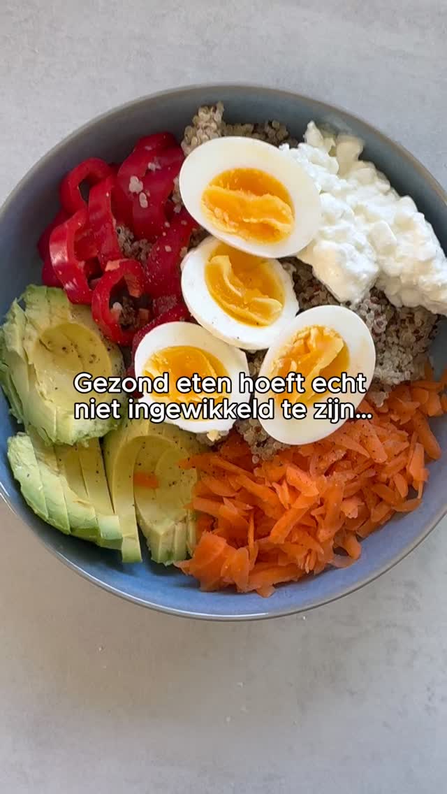 Dit is jouw reminder om meer kleur te eten (en waarom dat zo belangrijk is) 🌈
We focussen vaak op minder eten, strakker eten, “gezonder” eten...maar vergeten één van de belangrijkste dingen:
👉 variatie. Variatie is het toverwoord. Dat hoorde ik heel vaak tijdens mijn studieperiode tot Orthomoleculair therapeut. En dat klopt ook echt. Trouwens ik hoorde dit ook altijd van mijn moeder ;-). Zij leerde mij dit ook al toen ik jong was. En het is zo waar.
Want hoe meer kleur je op je bord hebt, hoe meer verschillende voedingsstoffen je lichaam binnenkrijgt.
En dat heeft direct invloed op je energie, je huid én je hormonen.
Elke kleur doet namelijk iets anders voor je lichaam:
het ondersteunt je ontgifting, helpt je cellen beschermen en geeft je lichaam precies wat het nodig heeft om in balans te
blijven.
En het mooie is... het hoeft helemaal niet ingewikkeld te zijn.
Met iets simpels als een poke bowl kun je al zóveel verschil maken:
✨ veel groenten
✨ gezonde vetten
✨ goede eiwitten
✨ stabiele bloedsuikerspiegel
Dit is ook hoe ik ernaar kijk:
niet restrictie, maar voeding die je lichaam écht ondersteunt.
Dus kijk vandaag eens naar je bord... 👉 hoeveel kleur zie je eigenlijk?
Want hoe meer kleur je eet, hoe beter je je voelt. 💛 #gezondevoeding #eetderegenboog #hormoonbalansvoorvrouwen #perimenopauze #gezondeleefstijl