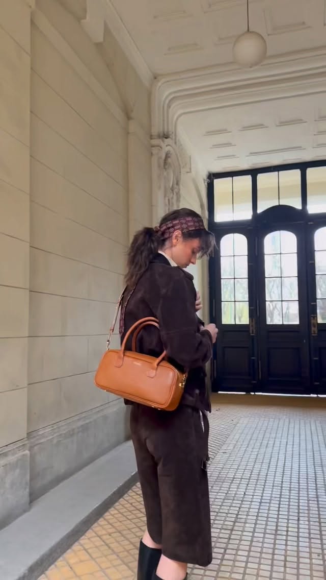 Brązowa bagietka z groszkowej skóry.
Czy Ciebie też chwyciła serce? 🖤
#kulikbags #baguettebag
Polska marka Kulik • Bagietka skórzana • Skórzana torebka • Torebka na lato • Torebka skórzana • Modna torebka