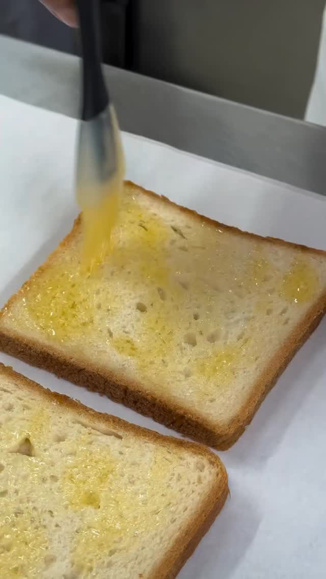 @angelina_paris Le club sandwich Angelina se prépare ✨
Les ingrédients s’assemblent, les textures se répondent, et chaque geste compte avant qu’il n’arrive à table.
Un classique généreux, pensé pour accompagner une pause déjeuner au cœur de Paris.
Le club sandwich, qu’est-ce que ça vous évoque ?
🇬🇧
The Angelina club sandwich comes together✨
Ingredients come together, textures balance each other, and every step matters before it reaches your table.
A generous classic, made for a lunch break in the heart of Paris.
What does a club sandwich mean to you?
#AngelinaParis #clubsandwich #lunch #Paris