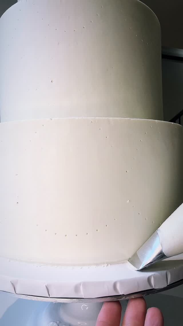 Vintage piping and buttercream flowers = so happy together 💙🤍
#torontocakes #torontoweddingcakes #vintagecakes #flowercake #torontoweddings