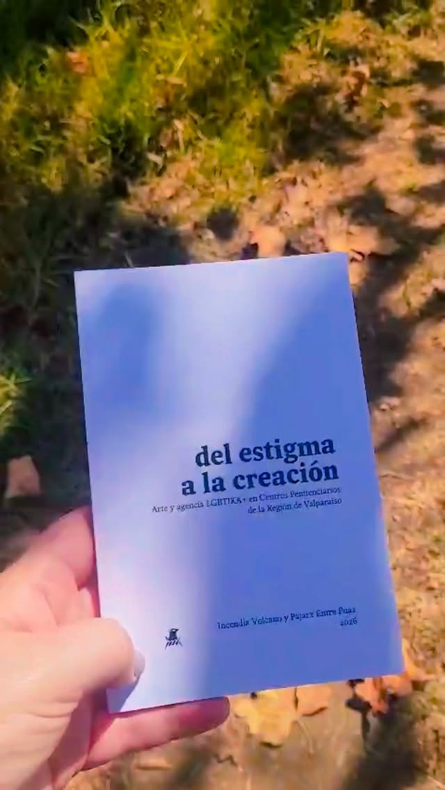 📢 Es hoy! Es hoy! Acompáñanos al lanzamiento de nuestra editorial y sus dos primeras publicaciones:
📖 Del estigma a la creación. Arte y agencia LGBTIKA+ en centros penitenciarios de la Región de Valparaíso. De Incendia Volcano y Pájarx Entre Púas.
📖 Siluetas a la Calle. Metodología de creación artística en contextos de encierro. De Myr Chavéz y Pájarx Entre Púas.
📅 Sábado 25 de abril, 2026
⏰ 17:30 horas
📍Sala Estudio, Parque cultural de Valparaíso, ex Cárcel. Cárcel 471, Valparaíso.
Les esperamos con un rico café ☕ de @tallercafe!
Nos acompañarán:
🐦⬛ Organa Feminazi, moderadora
🐦⬛ Sibila Sotomayor comentando
🐦⬛ Vicente Fernando comentando
Colaboran:
-Taller Café @tallercafe
-Parque Cultural de Valparaíso @parqueculturaldevalparaiso
#lanzamiento #mesdellibro #mesdeladanza #carcel #libertad