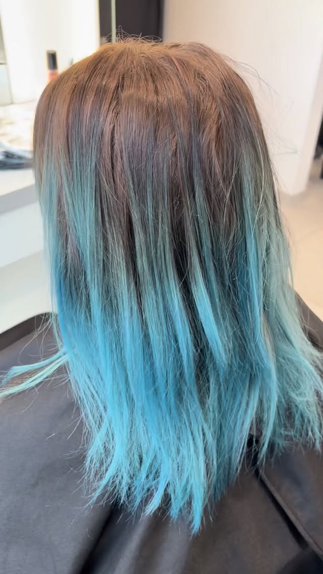 Color transformation 💜❤️
Von verblasst & ungleichmäßig zu intensiv, glänzend und voller Tiefe ✨
Schritt für Schritt zum perfekten, satten Farbton aufgebaut 🎨
Leuchtkraft, Gleichmäßigkeit und ein Finish, das einfach strahlt.
#haircolor #colorcorrection #redhair #hairtransformation #colorist