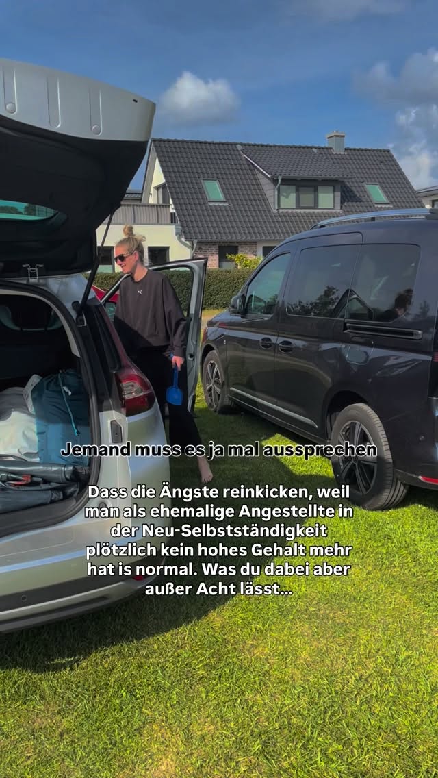Butter bei de Fische!
Wie viel schneller und leichter würdest du vorankommen, wenn du diese negativen Glaubenssätze aus dem Weg räumst?
Du hast die Entscheidung getroffen raus aus deinem 9to500 Job und all-in in deine Selbstständigkeit 🚀
Und dann.. eine Millisekunde nach der Entscheidung ging dir der Poppes auf Grundeis bei dem lieben Thema Geld.
Ich weiß, wie es dir geht - ich war 15 Jahre im Konzern, in einer Teamhead Stelle bei einem bekannten Sportartikelhersteller. Arbeitgeber mit großem Namen, richtige gutes Gehalt, sicherer Arbeitsplatz.
Und glaub mir, als ich mich entschlossen habe, das alles hinter mir zu lassen. Da ging was ab im Nervensystem. Das kannst du mir glauben 😮💨.
Wie bei den meisten hier im Westen, hängt unser Sicherheitsgefühl an Geld.
Aber ist Geld WIRKLICH ein Thema von dir? Nachdem du nicht ganz auf den Kopf gefallen bist, hast du dir genug zur Seite gelegt. In die Selbstständigkeit ohne einen Puffer, das funktioniert nicht. Aber so intelligent bist du, um das schon eingeplant zu haben.
Also, was ist es denn dann?
- Stress mit dem Partner, weil der dich lieber im 9to5 sehen würde?
- die Angst vor den Kollegen, die mit dem Finger auf dich zeigen, weil du jetzt erstmal vorübergehen weniger verdienst?
- oder weil dein Selbstwert doch mehr an deinen Einkommen gekoppelt ist, als dir lieb ist?
Money flows, where Energy goes.
Solange du deine Gedanken und damit deine Energie in Katastrophenszenarien lenkst, nährst du deine Ängste.
Folg mir gerne rein, wenn du es auch Leid bist, dir deine große Vision von unberechtigten Ängsten madig machen zu lassen. #NothingCanStopMe