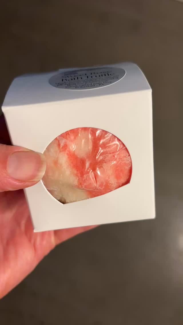 Mother’s Day is just about a week away! Luckily you can drop by my@l tent at @eastonfarmersmarket on Saturday from 9-1 to load up on a ton of different ways to let the moms in your life know you appreciate them.
Bath bombs, bath melts & shower steamers make great small gifts for mom for Mother’s Day 👀
(If I have time I’ll also have a few bath soaks 🤞🤞)
#mothersday #farmersmarketfinds #shoplocal #cleanbeauty #madewithlove