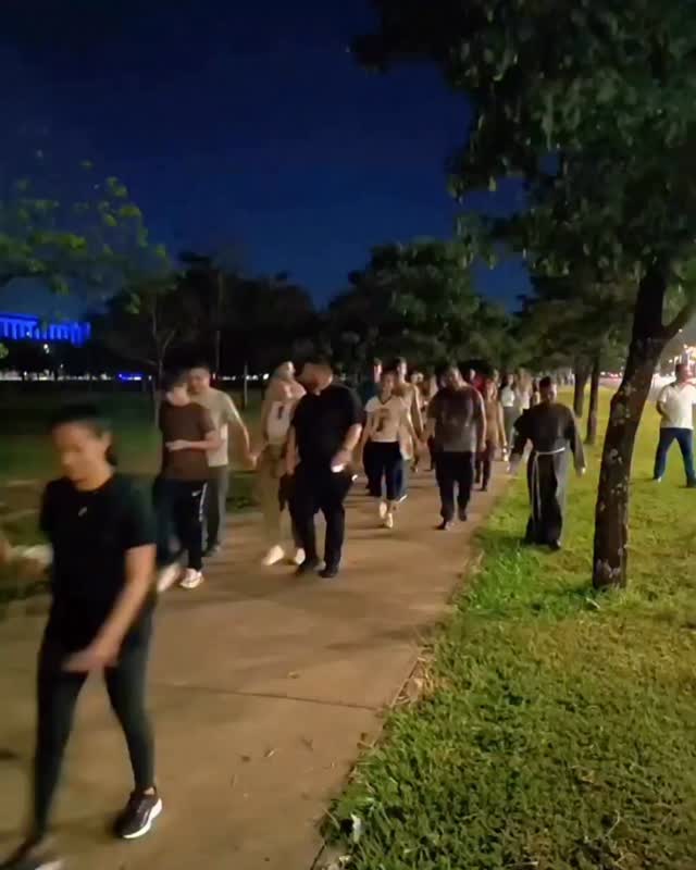 ✨ A caminhada jubilar é um ato de fé e peregrinação que marca a celebração do Jubileu, um tempo especial de graças, conversão e renovação espiritual para toda a comunidade.
❤️🔥 Hoje nossos passos ganharam um sentido mais profundo na caminhada jubilar até a Basílica São Francisco de Assis, na 915 Norte.
🙏Foi uma manhã de fé e união que tocou cada coração, especialmente com a presença da Relíquia e a Celebração da Santa Missa.
🎉 Para fechar com chave de ouro e muita alegria, fizemos uma surpresa especial para o padre Fernando em comemoração ao seu aniversário! Que bênção poder celebrar sua vida e sua missão junto de nossa comunidade. 👏
Paz e Bem! 🕊️✨
#CaminhadaJubilar #BasílicaSãoFrancisco #Brasília #ComunidadeSãoPiodePietrelcina #AniversárioPadreFernando