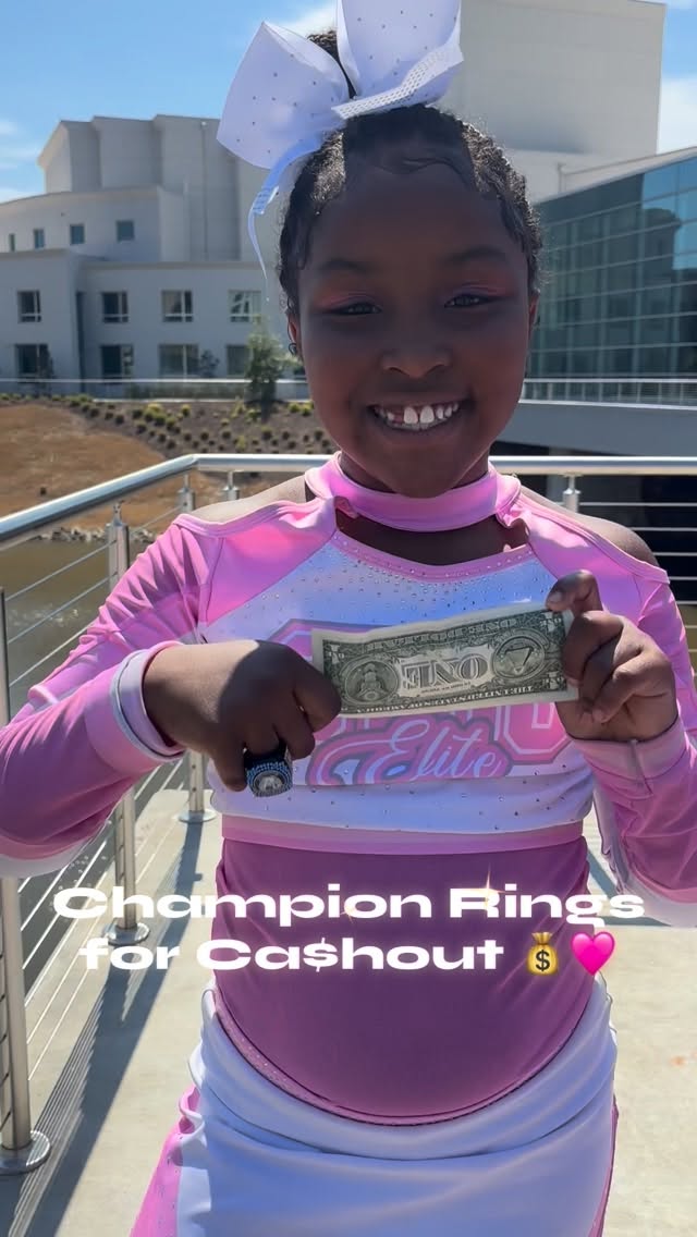 Money Monday for our @cyhoelite girlies ๐ฐ๐ฉท