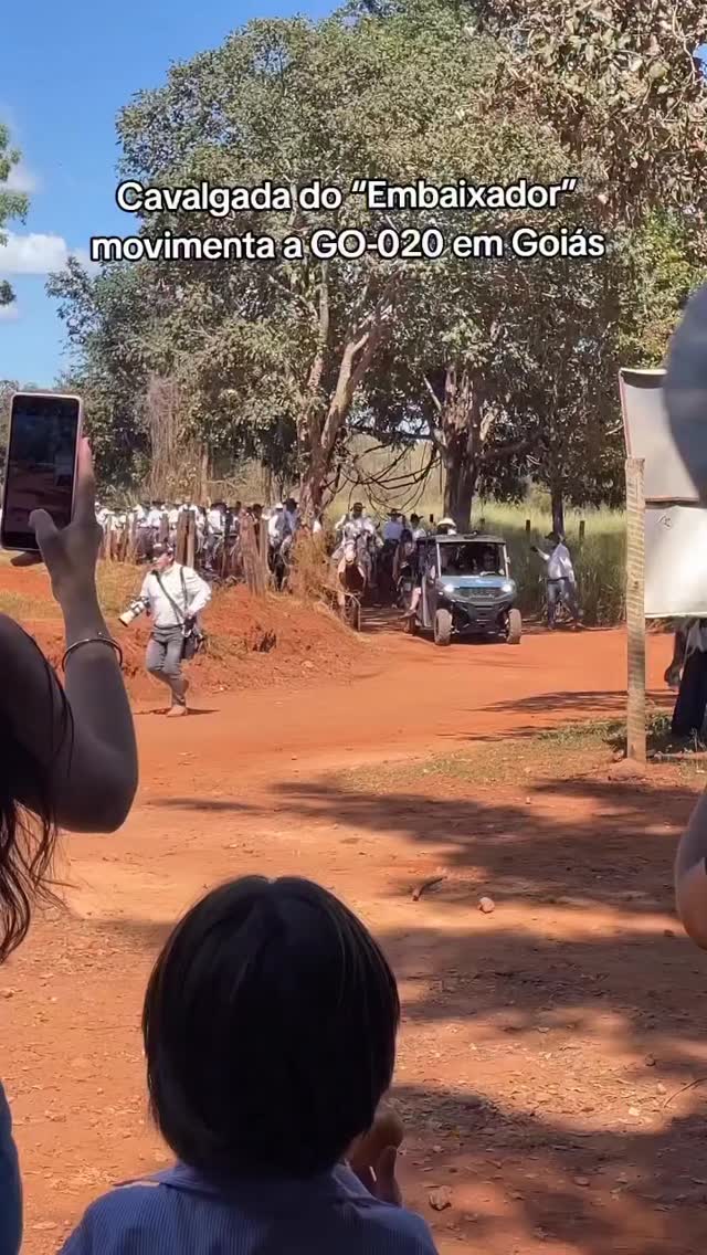 A Cavalgada do Embaixador agitou a manhã deste domingo (26/04) na rodovia GO-020. O evento teve início na Fazenda Lumiar e reuniu grandes nomes do cenário sertanejo, influenciadores e comitivas tradicionais.
O trajeto foi marcado por música e forte interação com o público que acompanhava a passagem dos cavaleiros. Além de celebrar a cultura regional, o evento gerou grande fluxo de pessoas e veículos no trecho, consolidando-se como um dos principais encontros da categoria na região de Goiânia.
📻 : ( Reprodução Redes Sociais )