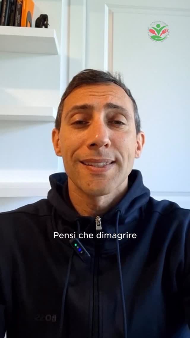 Siamo costantemente bombardati dall’idea che la magrezza sia la chiave magica per la felicità. Che il nostro valore come persone sia direttamente proporzionale al numero che vediamo sulla bilancia. ⚖️
Ma voglio dirti una verità scomoda: dimagrire non ti renderà felice.
Certo, perdere peso può farti sentire più a tuo agio nei vestiti o migliorare i tuoi esami del sangue, ma se dentro di te vivi con l’ossessione del controllo, se ogni pasto è fonte di ansia e se non ti piaci a prescindere dal tuo corpo, quei 10 chili in meno non cambieranno nulla. ❌
Anzi, sai cosa succede spesso? Arrivi al peso desiderato e scopri che l’ansia non se n’è andata. Solo che ora si è trasformata nel terrore di riprendere quei chili. Ti sembra questa la felicità?
Il tuo corpo non è un progetto da sistemare. 💚
#matteopace #biologonutrizionista #faipaceconilcibo #percorsoalimentare #dimagrire